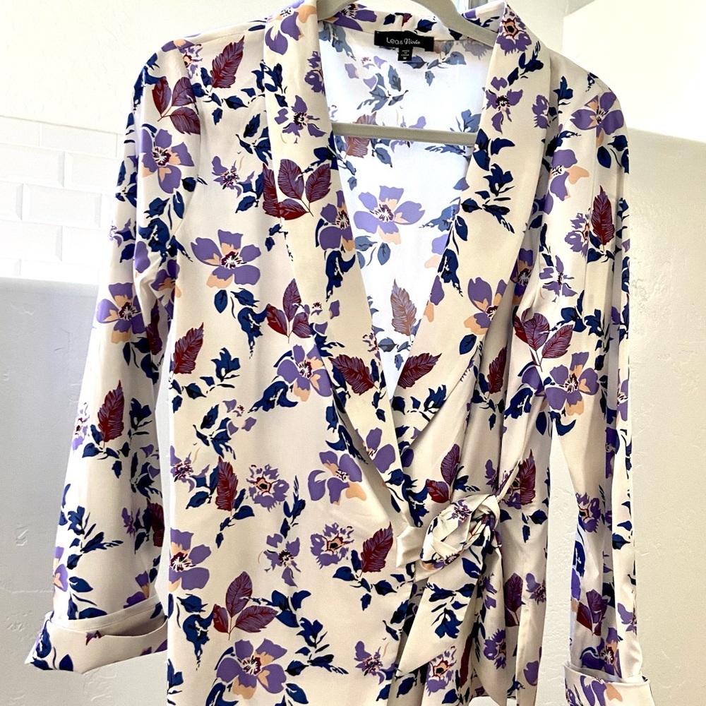 Lea & Viola white 3/4 sleeve tie front blouse - size Medium